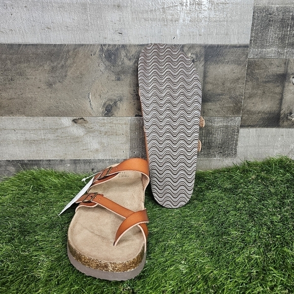 Time and Tru Sandals - Picture 7 of 7